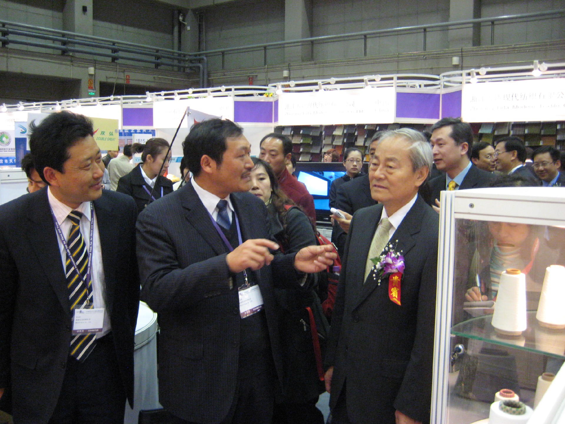 中国纺织协会原会长杜钰洲指导双弘工作.JPG